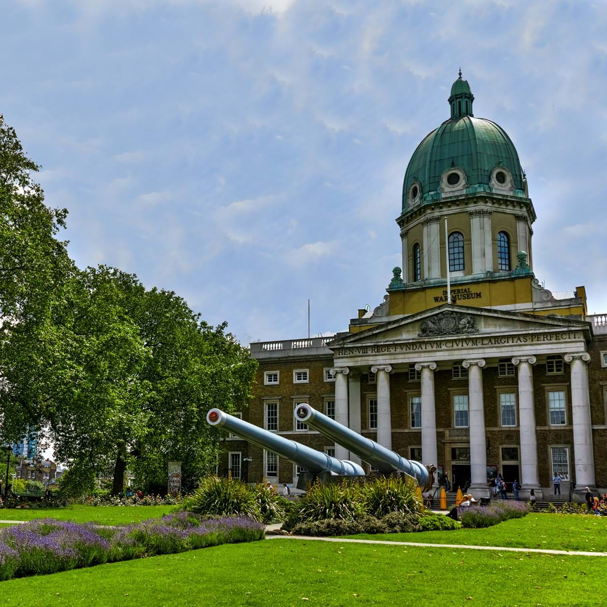 Et Par Enorme Kanonrør Byder Velkommen Til Imperial War Museum. Foto. Stoyan Haytov.
