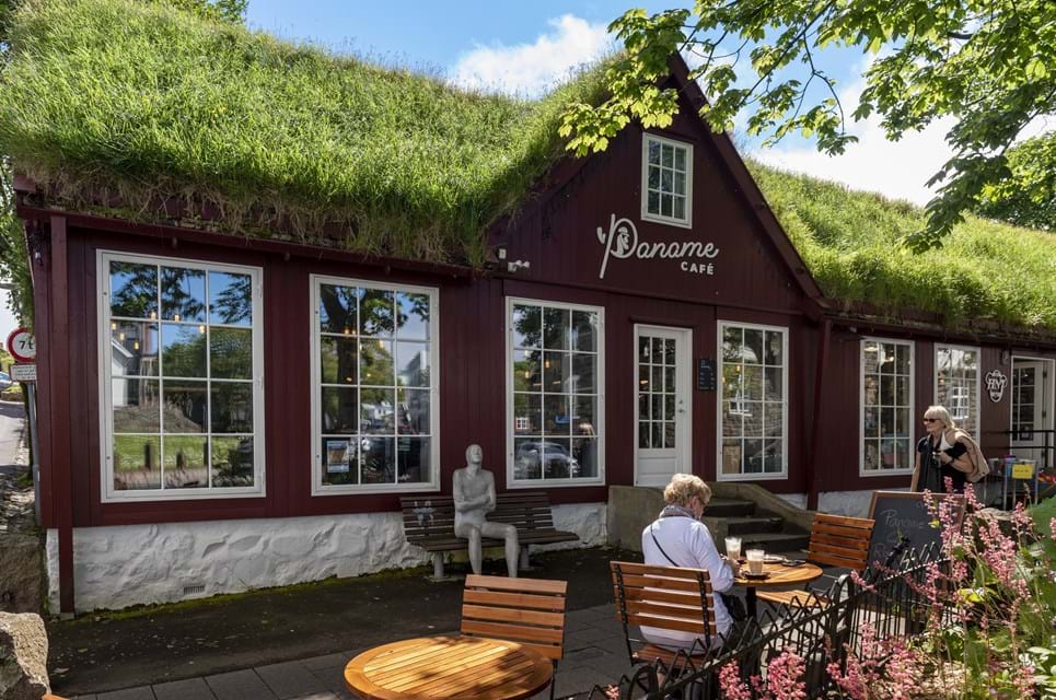 En God Kop Kaffe Er Aldrig Langt Væk I Torshavn. Foto. Wirestock Photo.