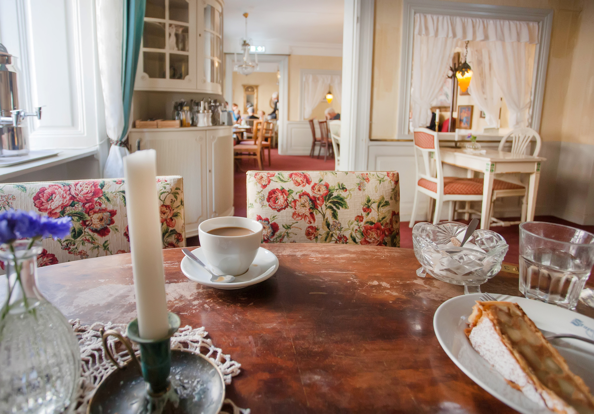 Nyd En Kaffepause På En Af Gamla Stans Fine Konditorier. Foto. Dreamstime.