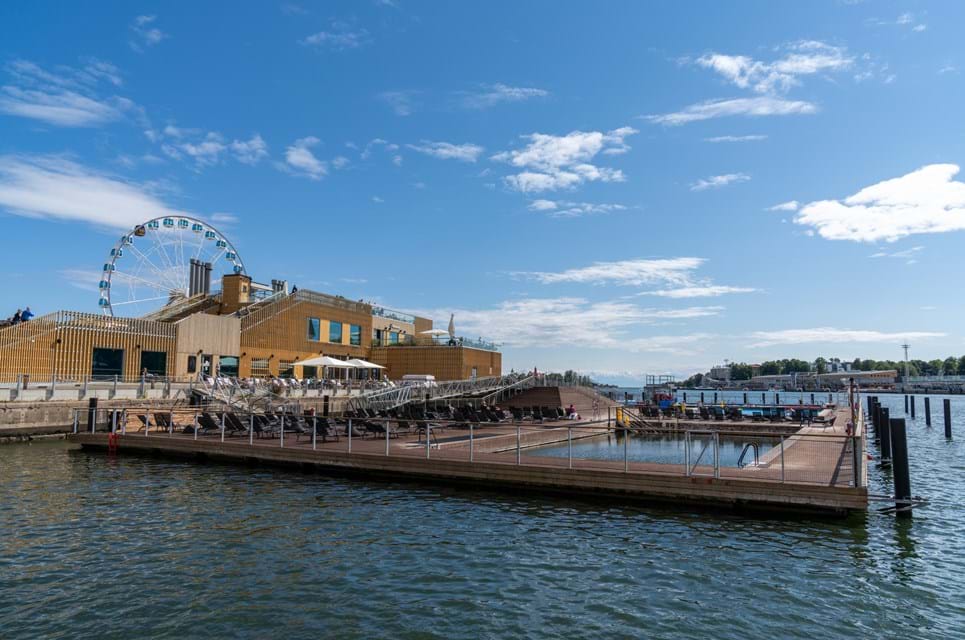 Der Er Liv Og Lange Glade Sommerdage I Helsinki Havn, Hvor Saunaen Naturligvis Er Tændt. Foto. Makasana Photo.