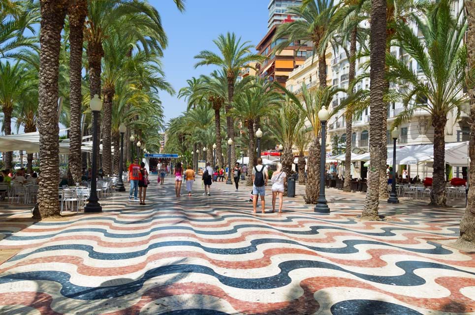 Esplanaden I Alicante Har Mere End Seks Millioner Bølgende Fliser. Foto. Andreiry Bachuk