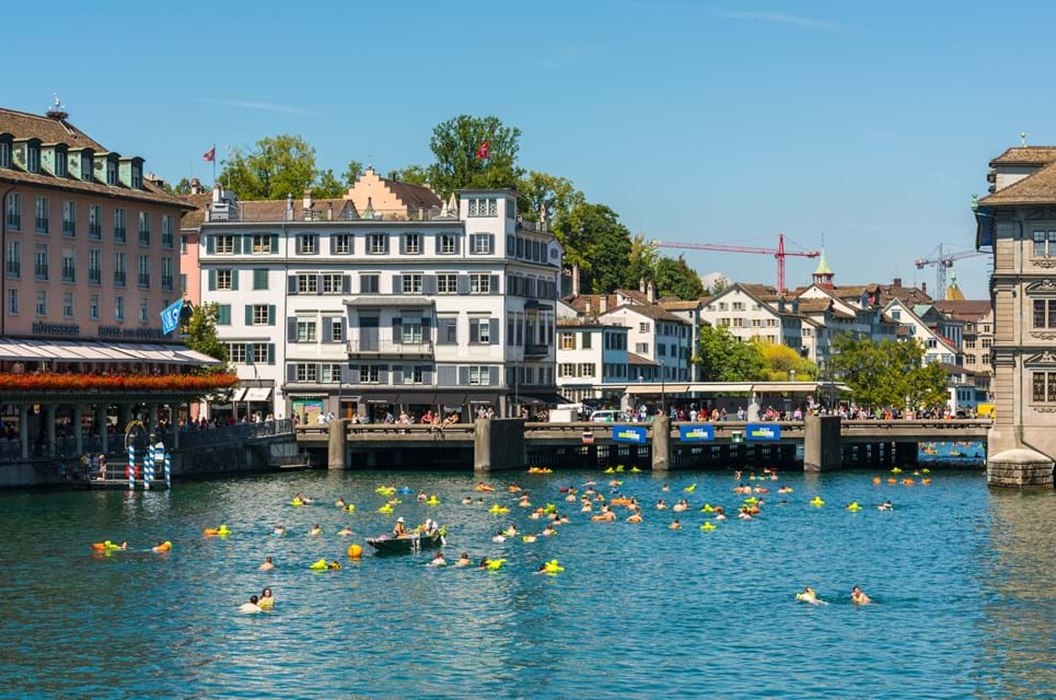 Udendørsbad Er Et Fænomen I Zürich Og Har Tilmed Sin Egen Festival I August. Foto. Topdeq Photo.