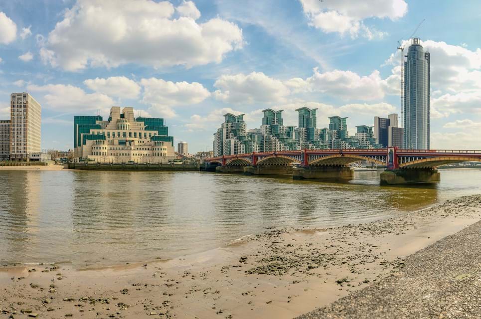 M16 Bygning Og Floden Themsen I London