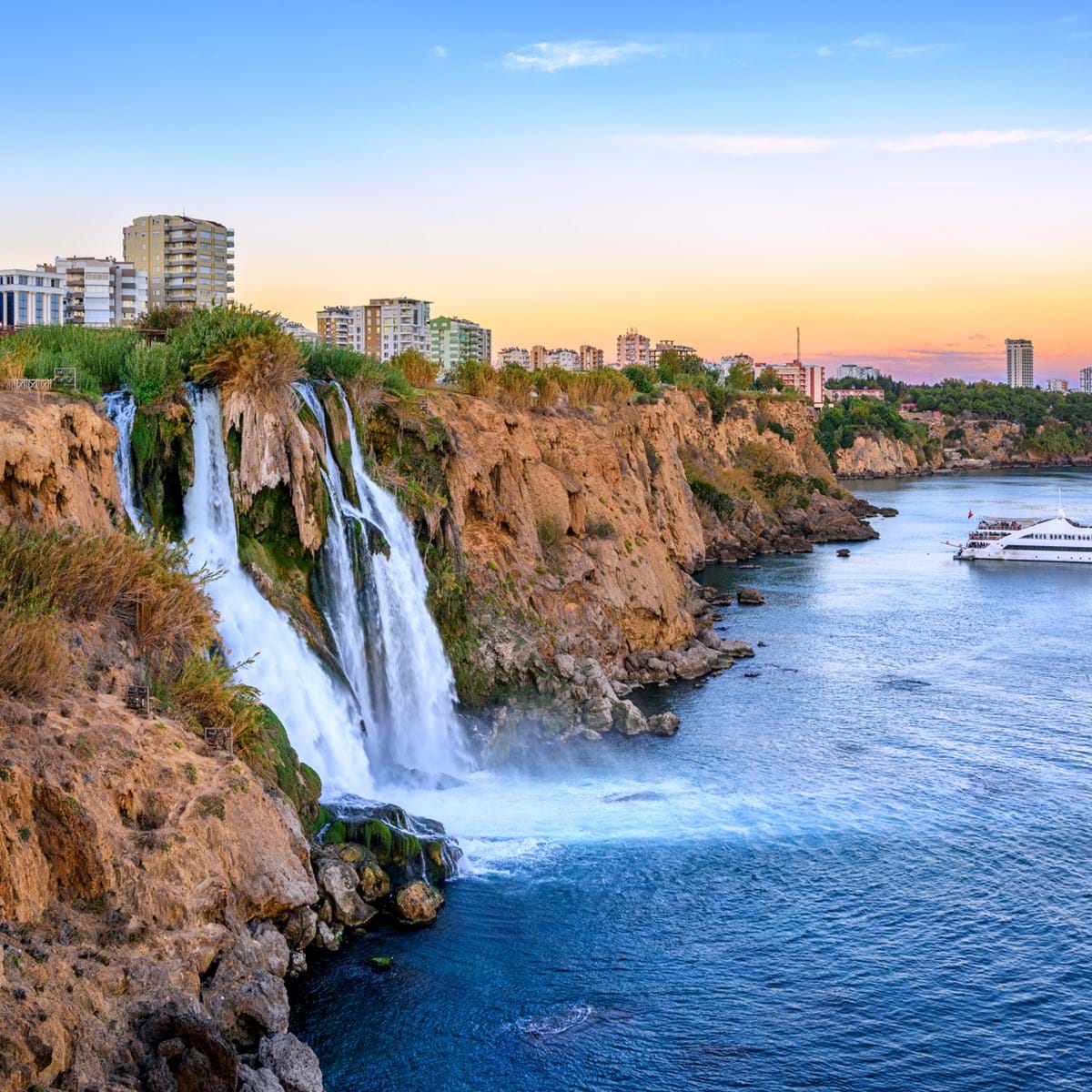 Duden Vandfaldet Ved Antalya Er En Smuk Dagsudflugt Værd. Foto. Xantana Photo.