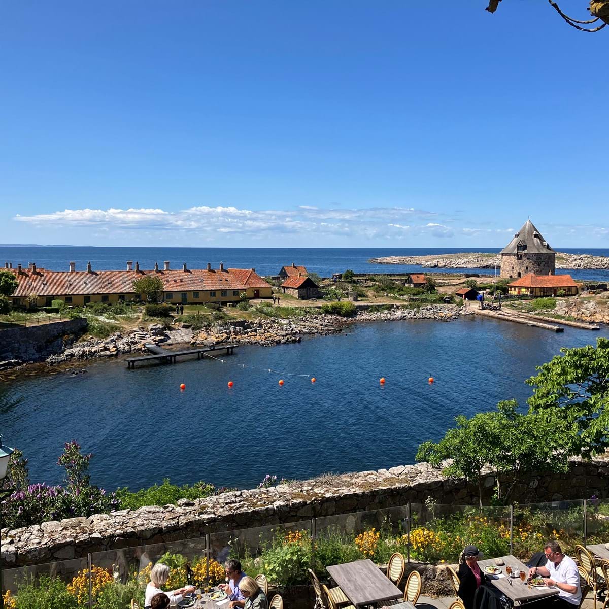 Udsigten Fra Christiansø Kro Til Havneindløbet, Frederiksø, Græsholmen Og Østersøen I Baggrunden Er Storslået. Foto. Søren Sorgenfri
