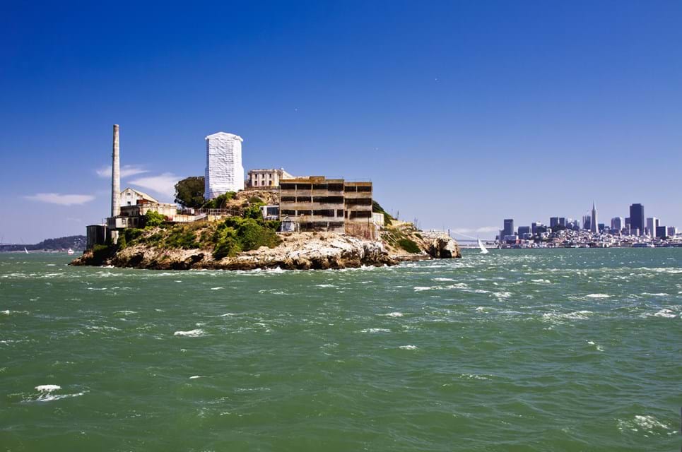 Klippeøen Med Fængslet Alcatraz Er En Af San Franciscos Store Attraktioner. Foto. Kalyan V. Srinivas Dreamstime.Com