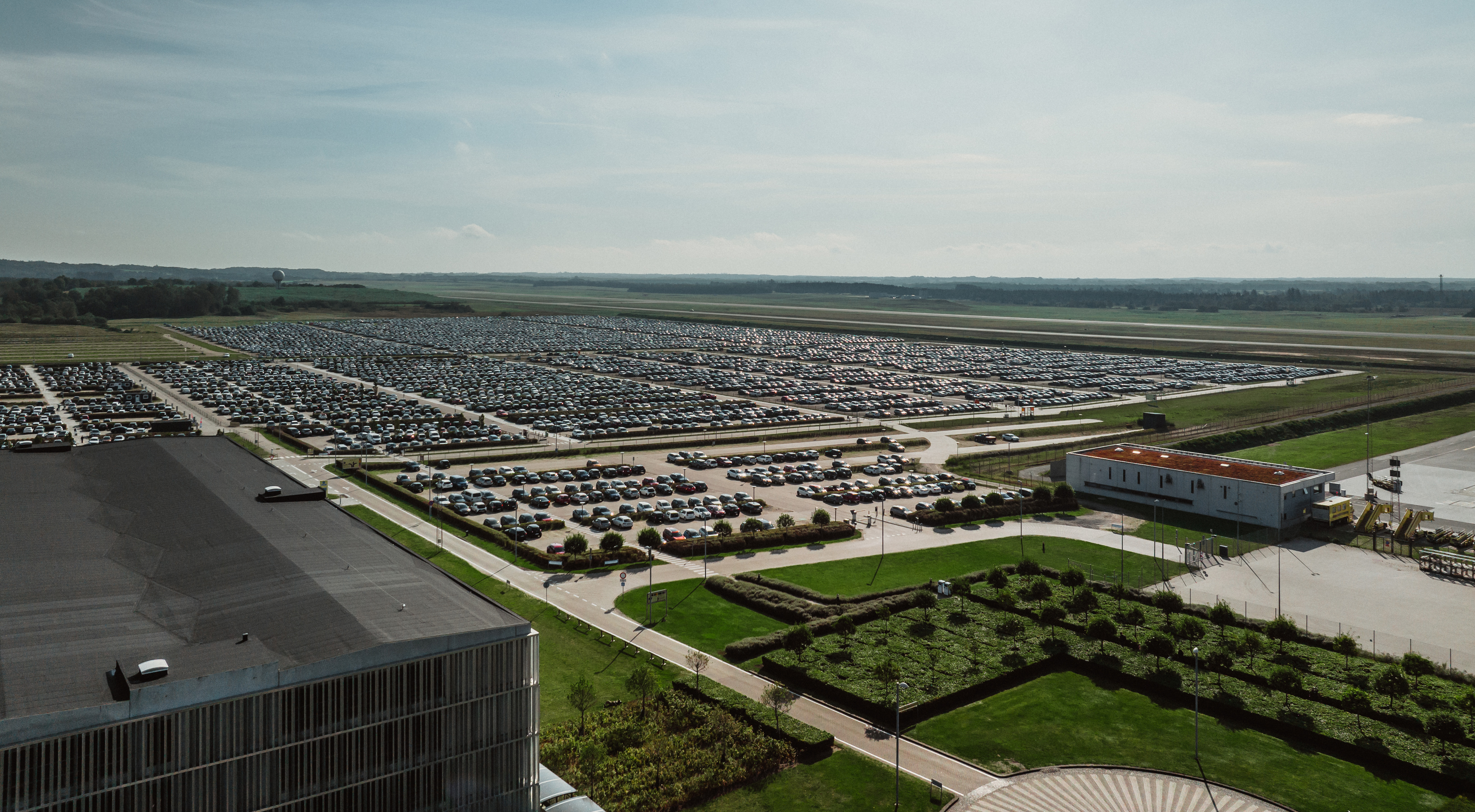 Dronefoto Af Parkeringsomraader I Billund Lufthavn