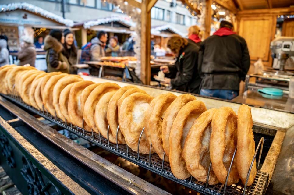 Den Særlige Langos Doughnot Er En Anden Ungarsk Juleklassiker. Foto. Calin Stan.