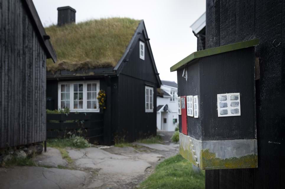 Udforsk Torshavns Gamle Bydel Med De Smukke Sorte Huse, Men Husk At Det Ikke Er Et Museum. Foto. Bastian Linder.