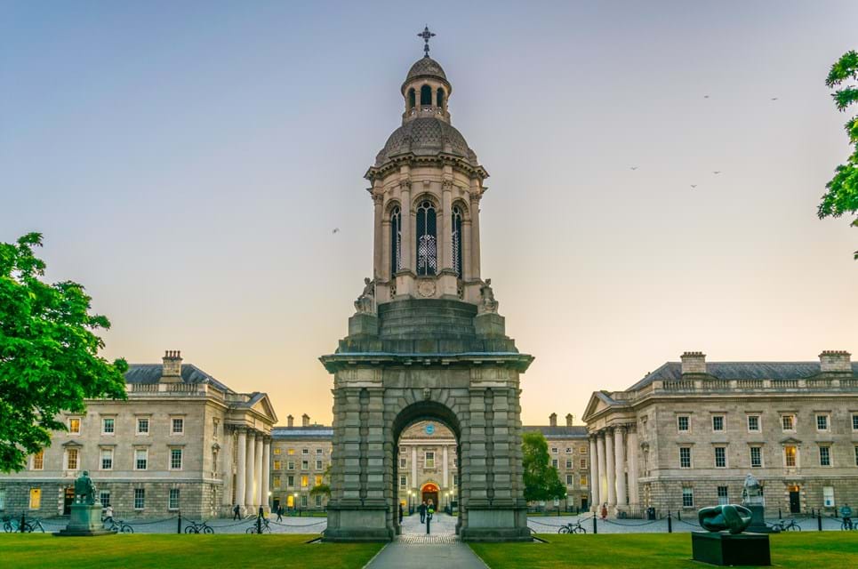 Campanile inde i Trinity College Campus i Dublin