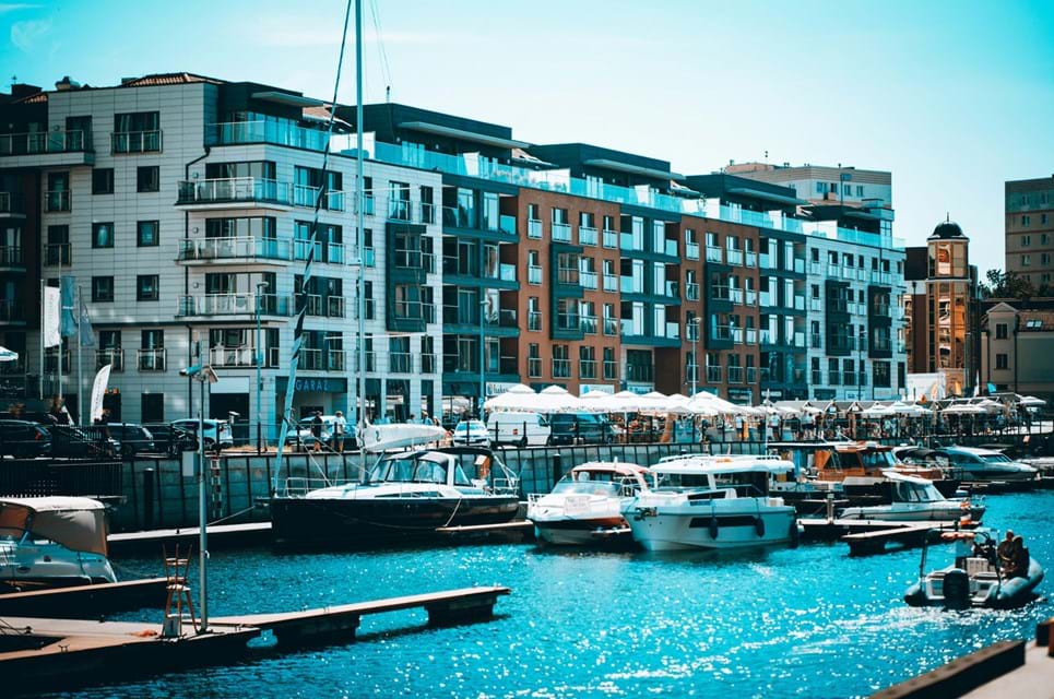 Gå En Tur I Gdansks Havn, Hvor Moderne Møder Gammelt På Smuk Vis. Foto