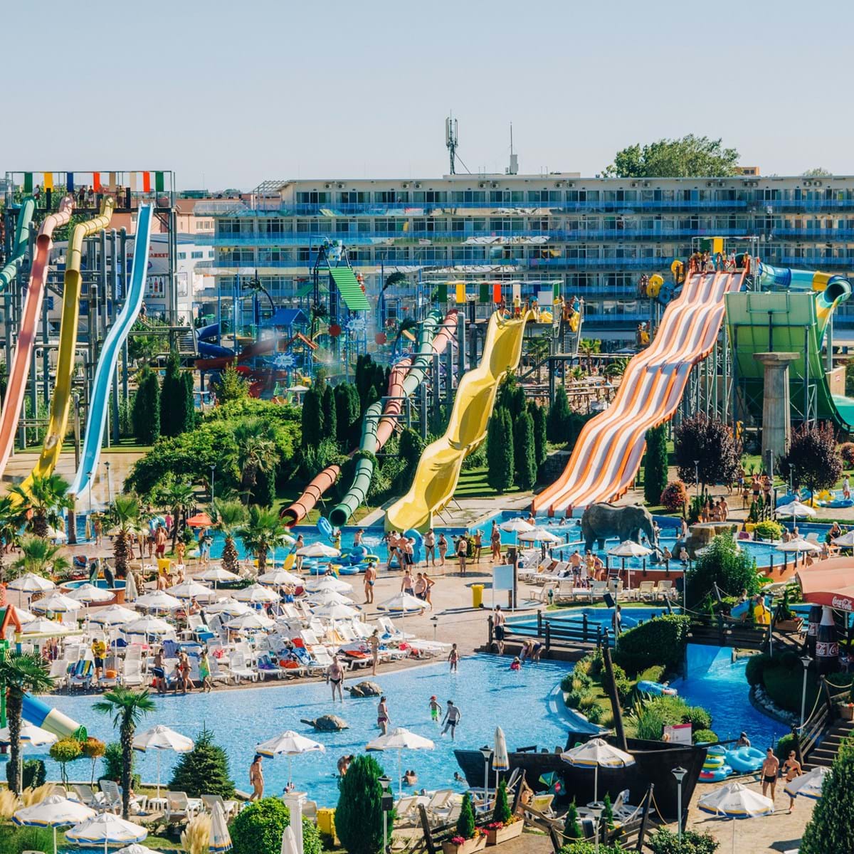 Skal Der Bruges Energi Under Kølige Forhold Så Tage Hele Familien Med I Sunny Beachs Water Park.