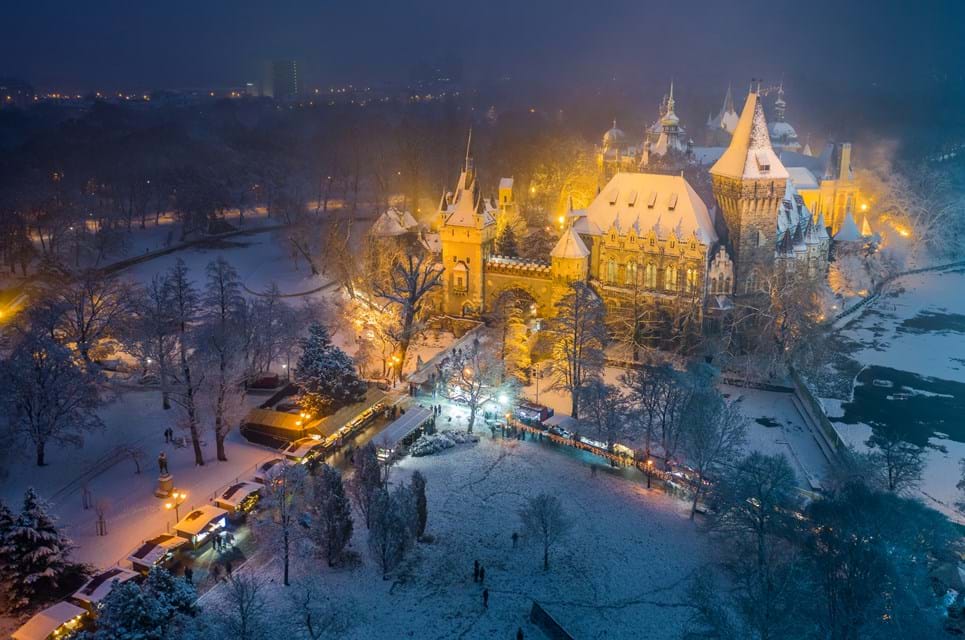 Ved Vajdahunyad Slottet Finder Du Endnu Et Af Budapests Mange Magiske Juleeventyr. Foto. Zoltan Gabor.