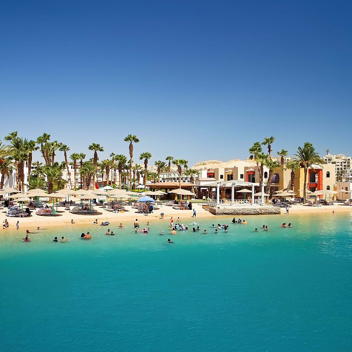 Der Venter En Sjov Dag På Stranden I Hurghada. Foto. Dreamstime