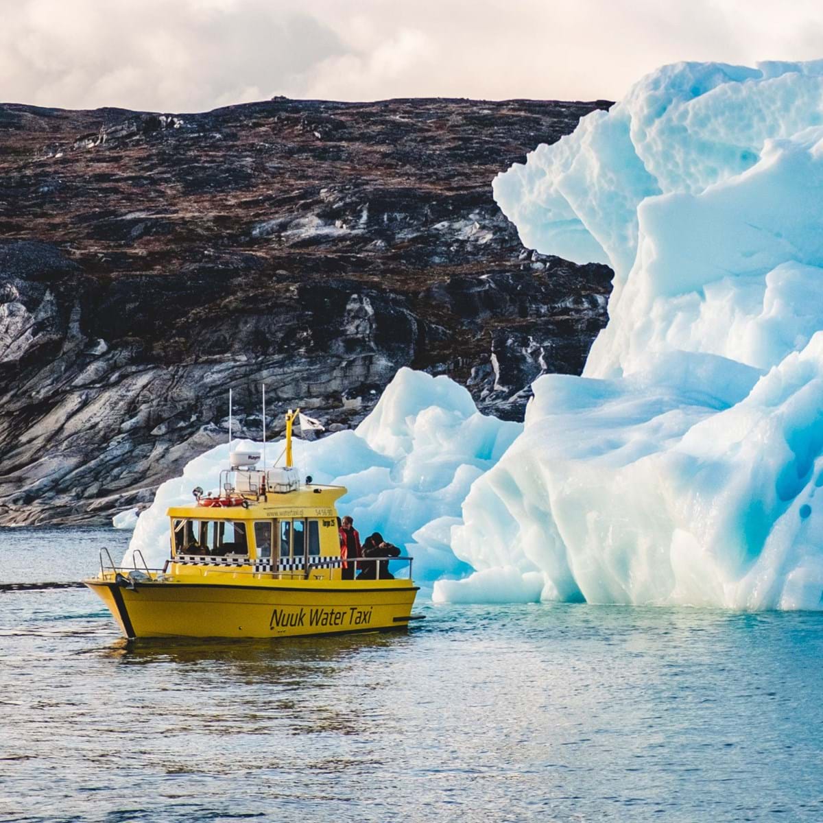 Et Af De Absolutte Højdepunkter På En Isfjordssejlads I Nuuk Fjord Er Synet Af De Mægtige Isbjerge, Som Man Kan Komme Helt Tæt På. PR Foto. Lasse Kyed. Nuuk Water Taxi