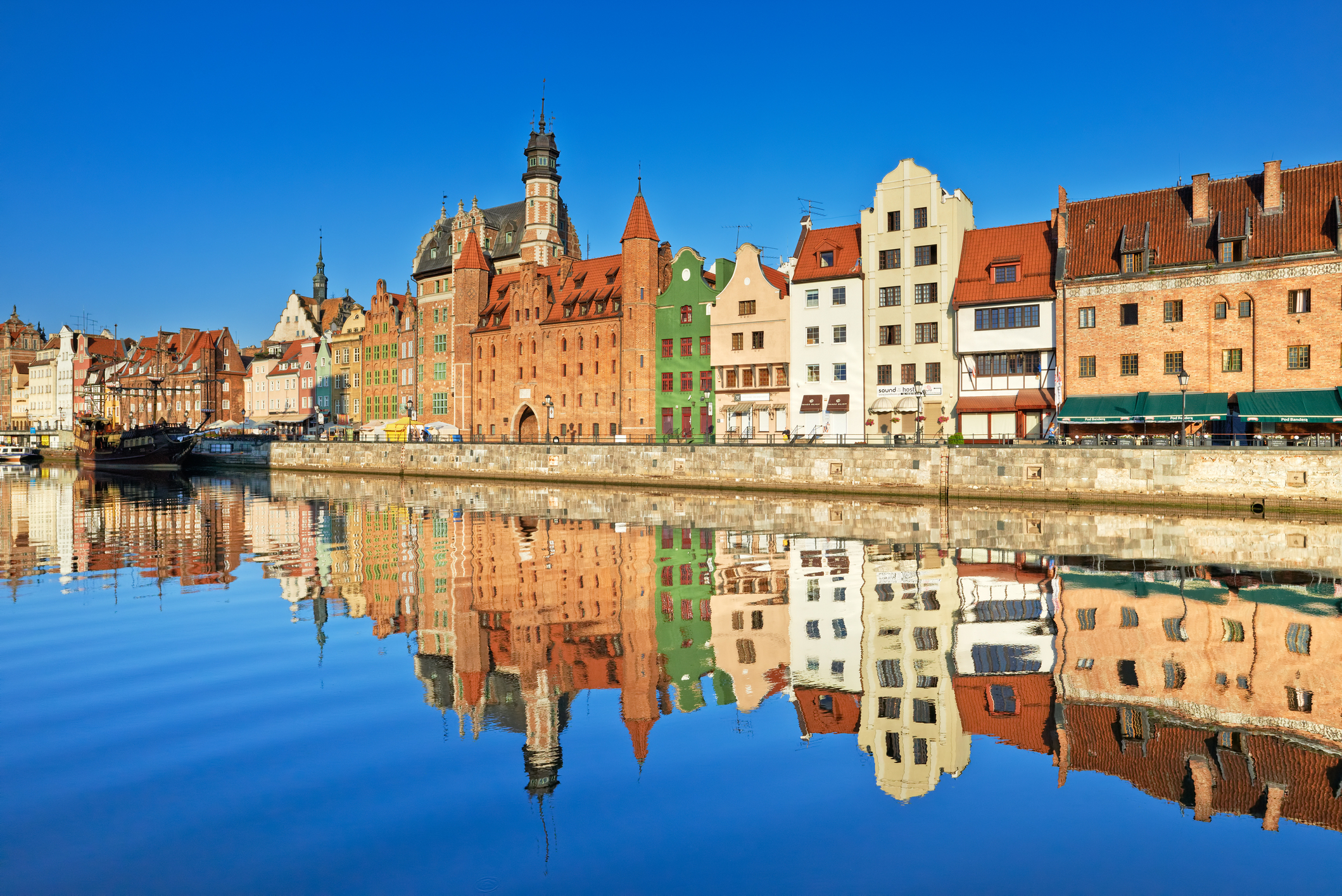 Gdansk Gamle Havnefront Kalder På En Idyllisk Gåtur I Solskinnet. Foto. Dreamstime.