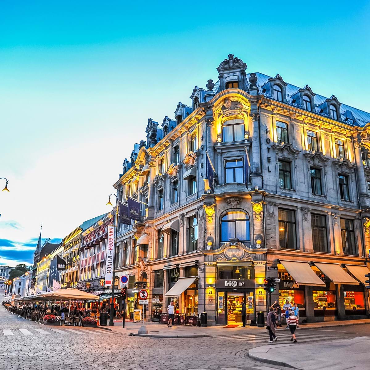 Karl Johans Gaten Er En Af Nordens Smukkeste Gader. Oslo. Foto. Parinya Suwanitch Dreamstime.Com