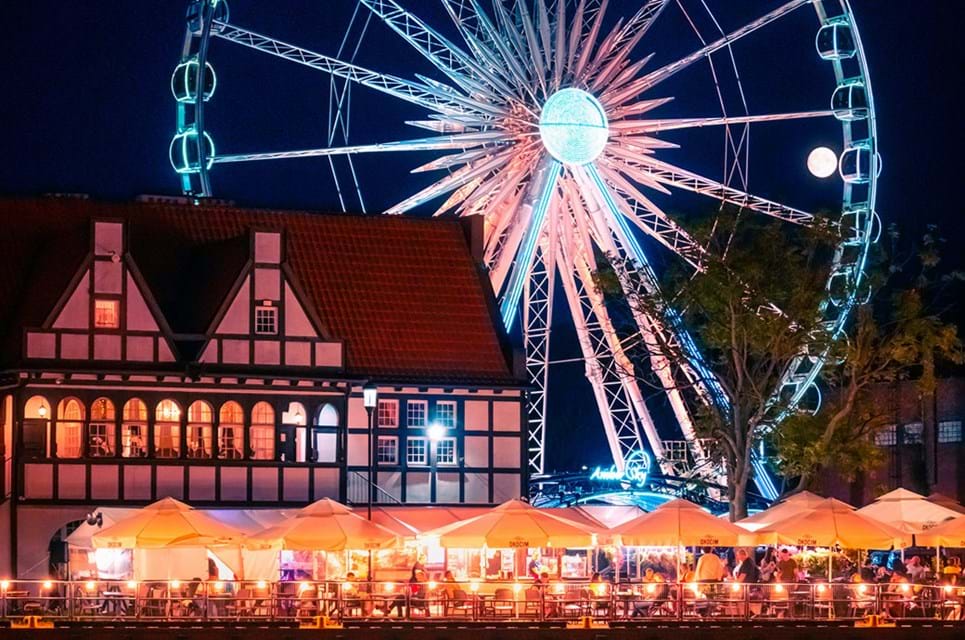 Når Mørket Falder På, Så Vågner Gdansk. Foto