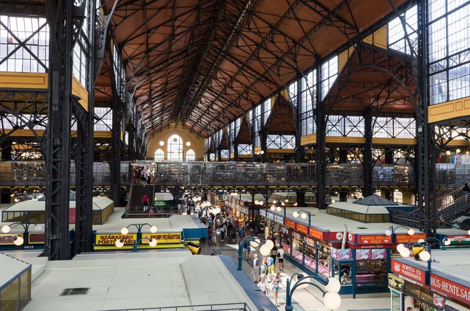 På En Regnvejrsdag Er Budapest Enorme Centrale Marked Timer Godt Brugt Ikke Mindst Til Frokost. Foto. Jose Maria Ruiz