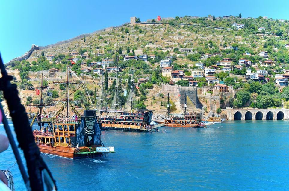 Alanya Er Hjemsted For Store Piratskibe, Der Kalder På En Dags Eventyr På Havet