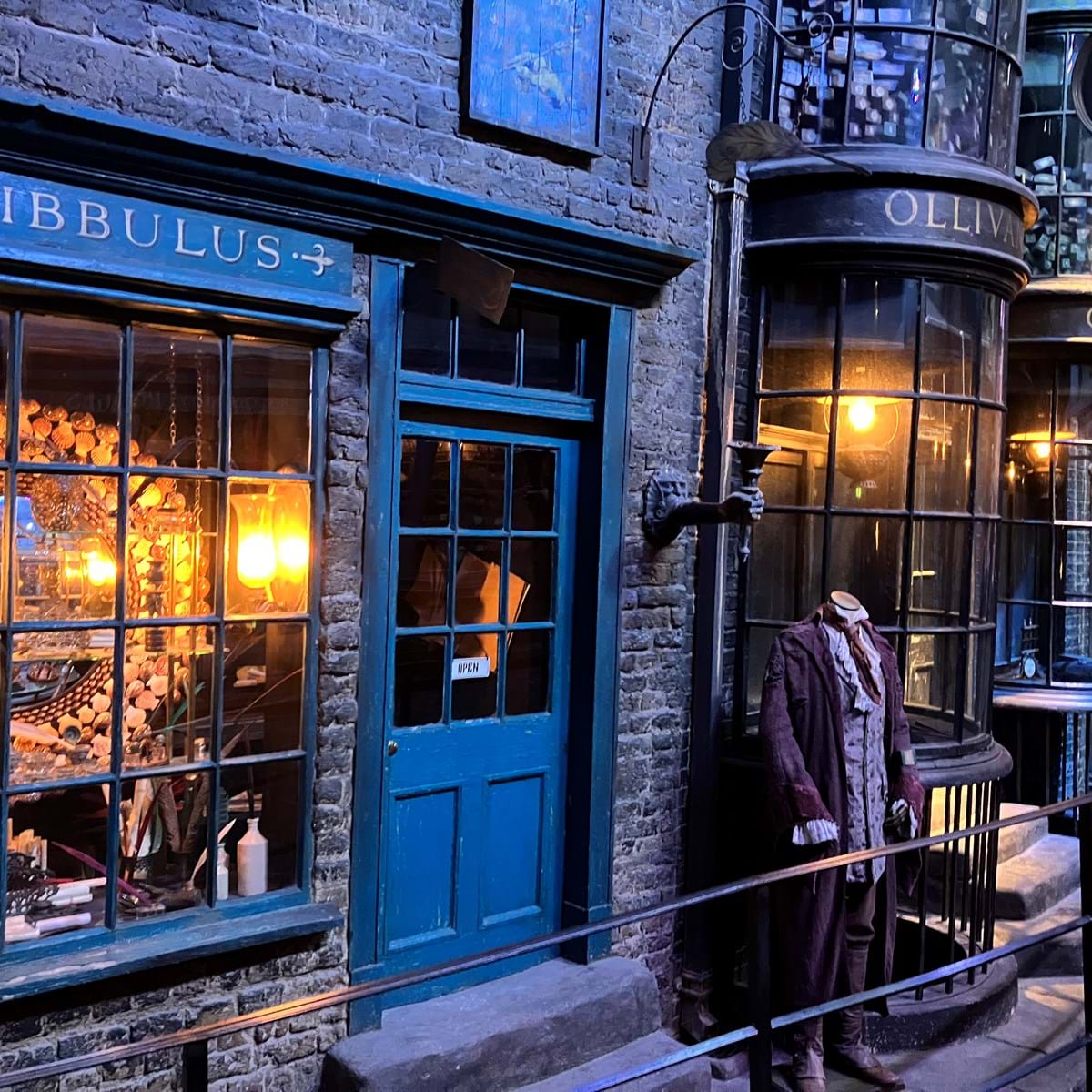 Inspirationen Til Diagonalstræde Har JK Rowlings Fra Edinburgh, Men Den Fantastiske Gade Er Bygget Op Som Filmkulisse I Harry Potter Studios. Foto. Søren Sorgenfri