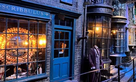 Inspirationen Til Diagonalstræde Har JK Rowlings Fra Edinburgh, Men Den Fantastiske Gade Er Bygget Op Som Filmkulisse I Harry Potter Studios. Foto. Søren Sorgenfri