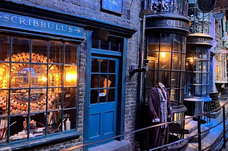 Inspirationen Til Diagonalstræde Har JK Rowlings Fra Edinburgh, Men Den Fantastiske Gade Er Bygget Op Som Filmkulisse I Harry Potter Studios. Foto. Søren Sorgenfri
