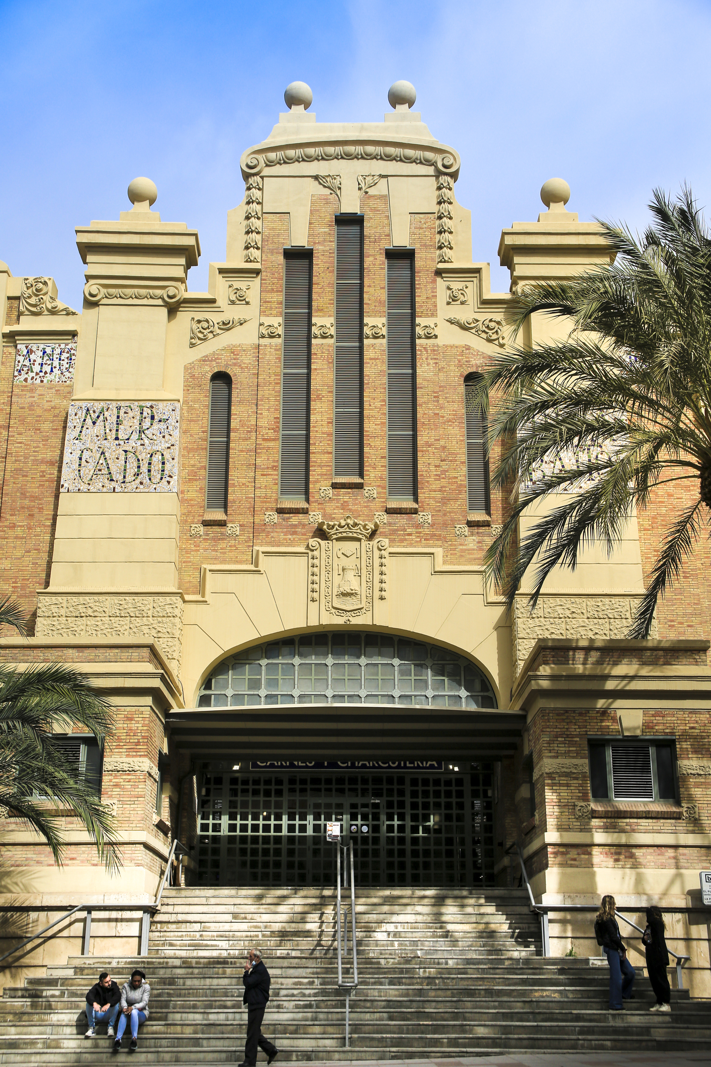 Alicantes Livsnerve Er Esplanaden Ved Stranden Og Ikke Mindst Det Store Overdækkede Marked Mercado Central. Foto. Sonia Bonet.