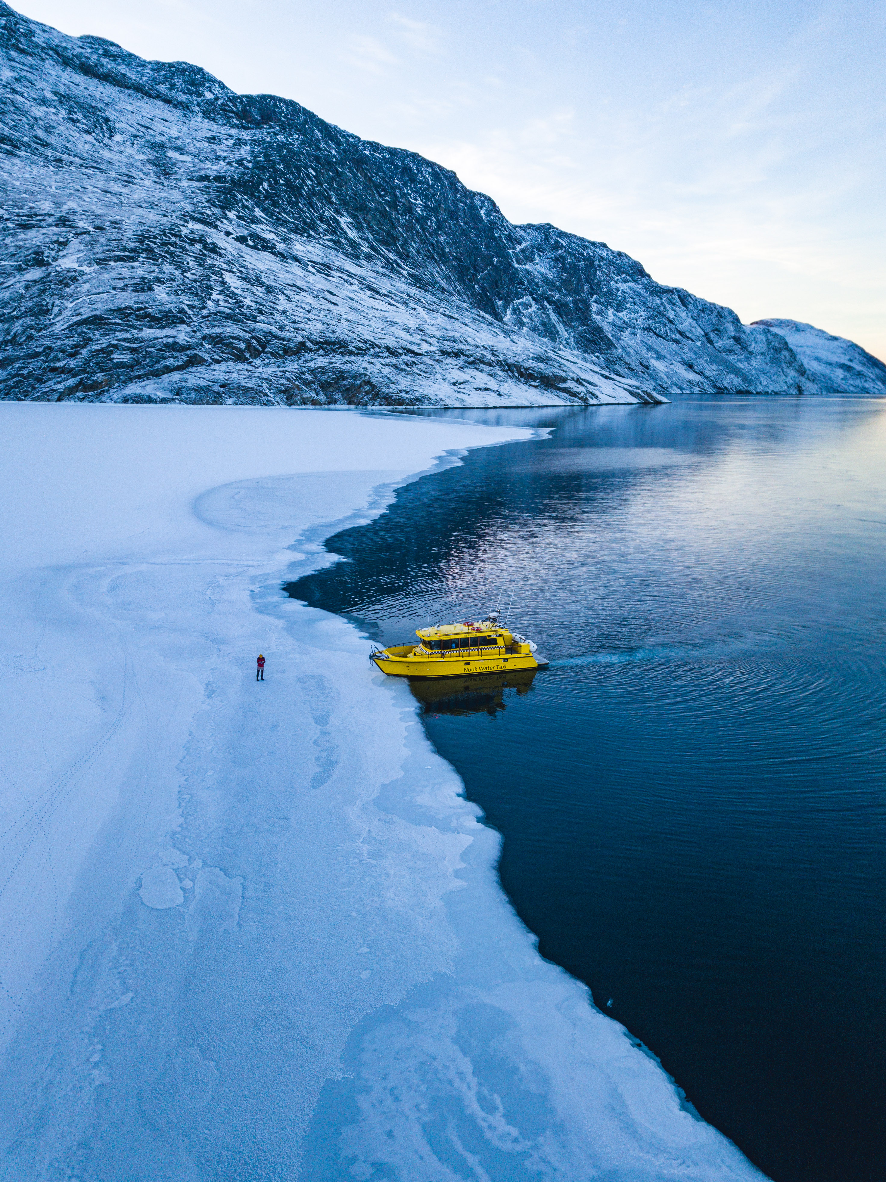 Hvis Tykkelsen På Isen, Dybt Inde I Nuuk Fjordsystem, Tillader Det, Så Kan Man Kaste Anker På Isen Og Gå En Tur På Den. Foto. Jakob Genz