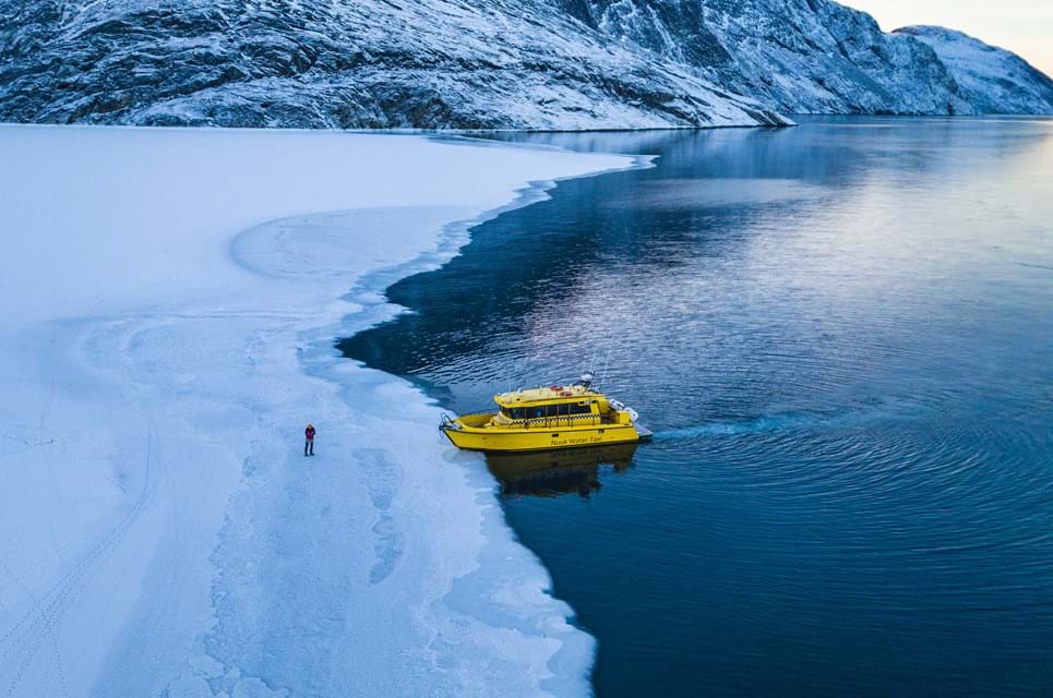 Hvis Tykkelsen På Isen, Dybt Inde I Nuuk Fjordsystem, Tillader Det, Så Kan Man Kaste Anker På Isen Og Gå En Tur På Den. Foto. Jakob Genz