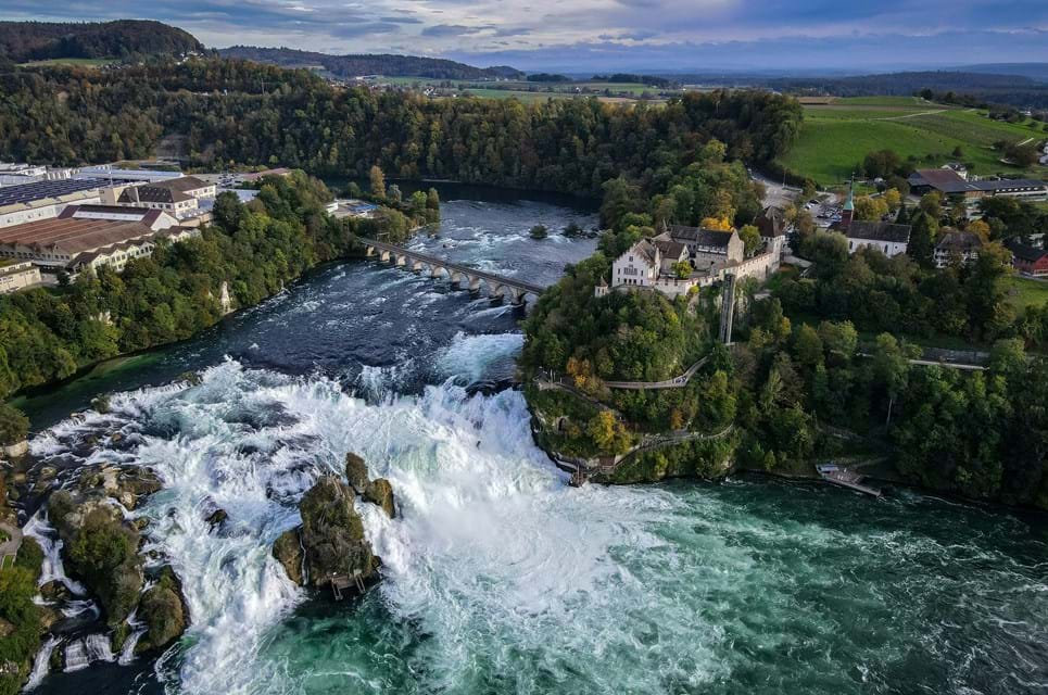 Rhinfaldende Er Blandt Europæiske Smukkeste. Foto. Michaela Rimakova