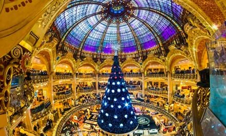 Paris' Stormagasiner Tager Juleudsmykning Til Et Helt Nyt Niveau. Foto. Luciano Mortula