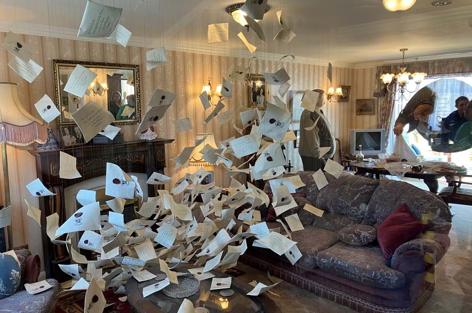 Posten Flyver På Magisk Vis Rundt I Stuen Hos Harry Potters Strenge Familie. Foto. Søren Sorgenfri