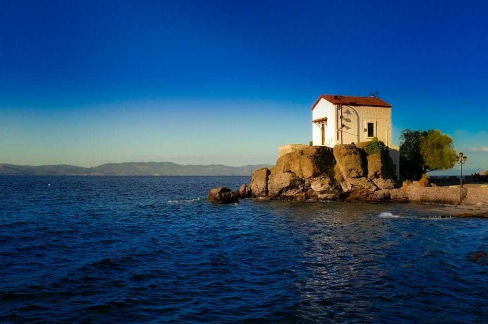Mange Turister Falder Bogstavelig Talt For Lesbos Mytilini Og Bliver Gift Her. Foto. Mangojuicy Dreamstime.Com