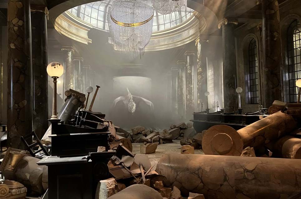 Ja, Det Er En Drage. En Drage Som Kommer Løbende Lige Imod Dig Gennem Den Smadrede Gringots Bank Og Om Få Sekunder Bliver Det Meget Varmere. Foto. Søren Sorgenfri