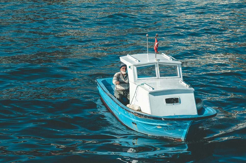 Se Fiskerne Ved Bosporus Sætte Garn, Som Man Har Gjort Det I Århundrer. Foto