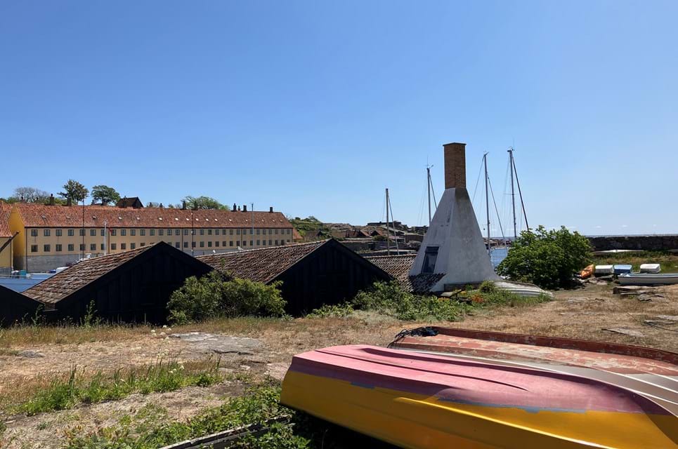 Det Nye Og Gamle Christiansø. Garnisionshusene Er Hjem For Øens Indbyggere Og De Sorte Gamle Bådbygninger Huser Blandt Andet Ruths Berømte Produktion Af Frokostsild. Foto. Søren Sorgenfri
