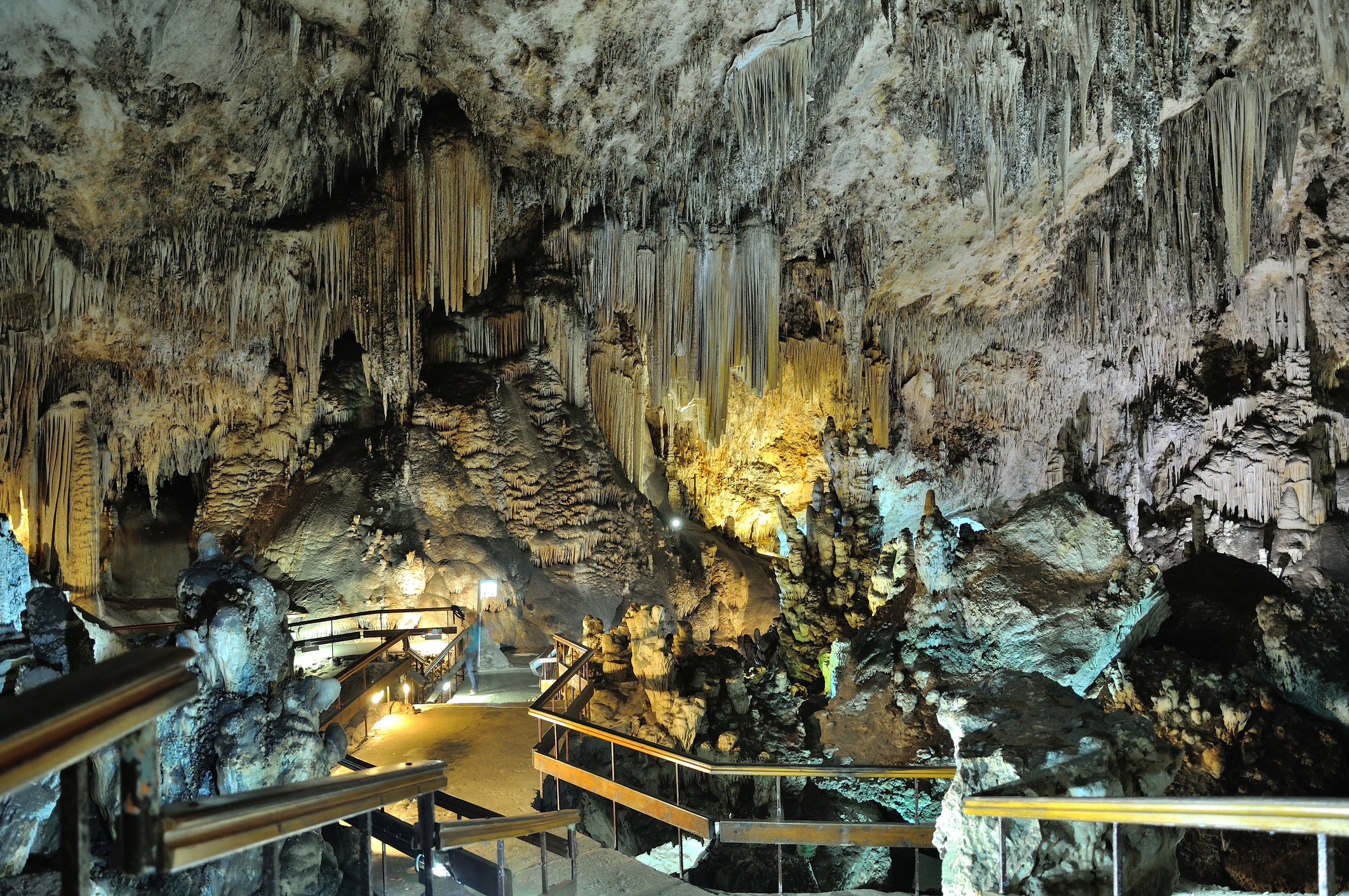 Kæmpe Grotten Nerja Er En Af Det Sydlige Spaniens Store Naturoplevelser. Foto. Dreamstime.
