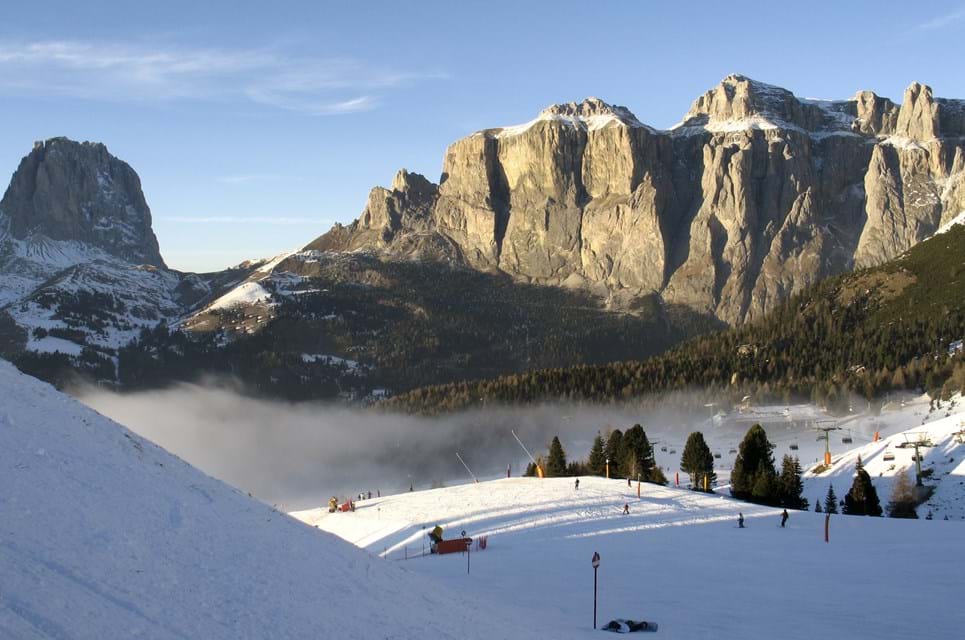 Canazei Ligger Blot 50 Kilometer Fra Bolzano. Foto. Erozhnov Dreamstime.Com