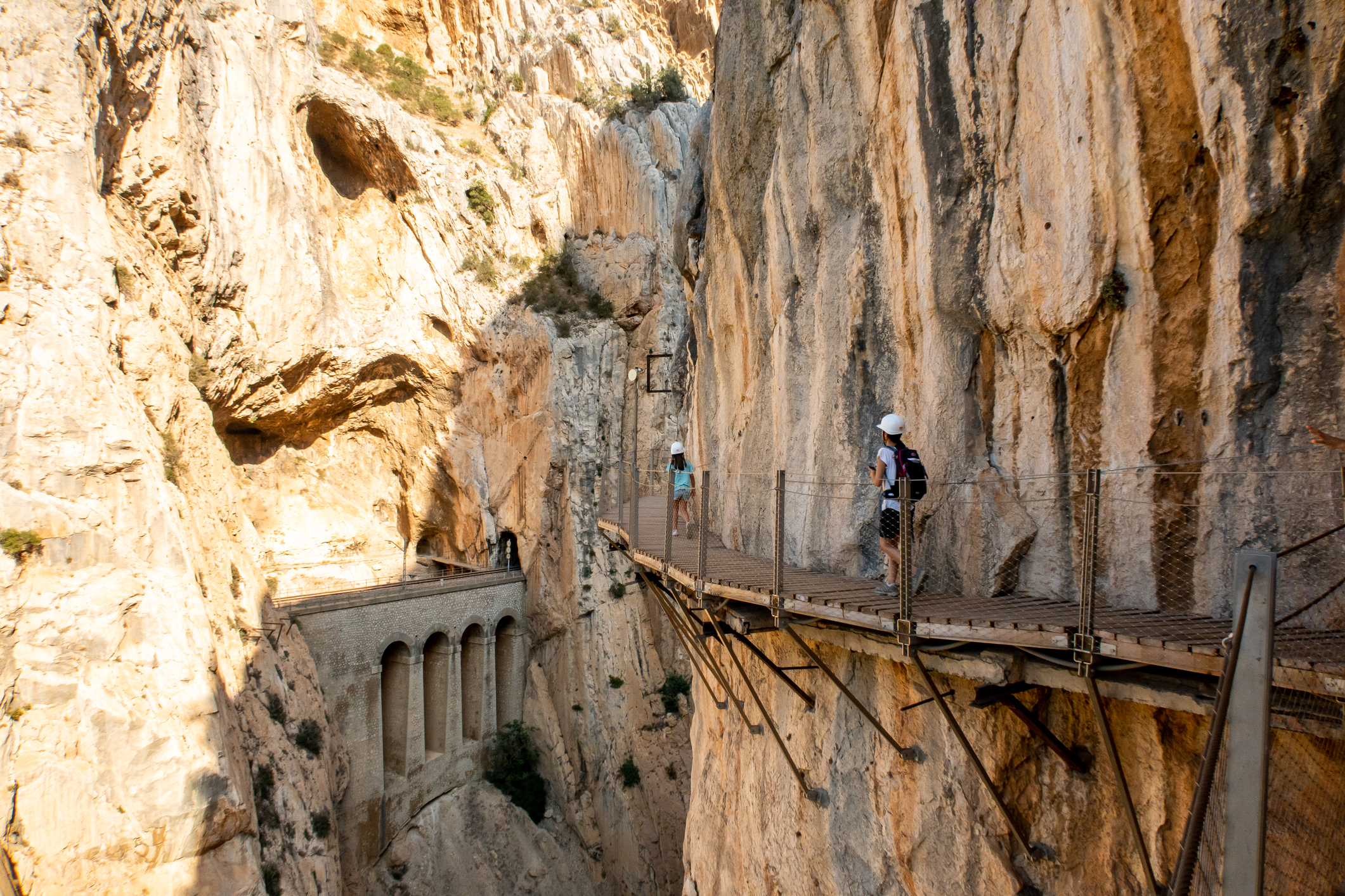 Vandreruten Caminito Del Rey Er En Gangsti Fastgjort På Klippesiden Og Kaldt Den Mest Uhyggelige Vandrerute I Verden. Foto. Dreamstime