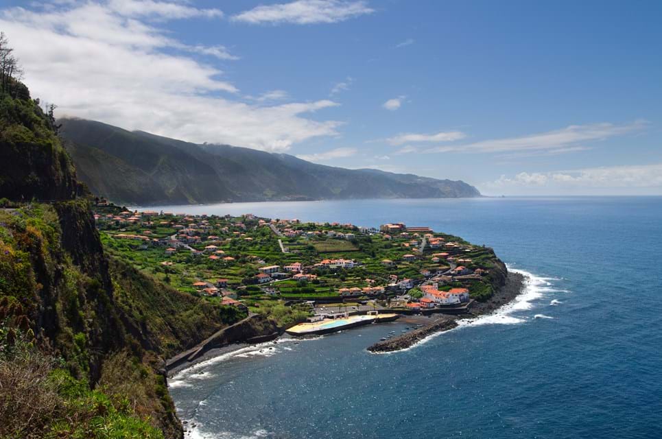 Porto Delgada Lever Sit Strandliv Hånd I Hånd Med Atlanterhavet. Foto. Armando Frazão Dreamstime.Com