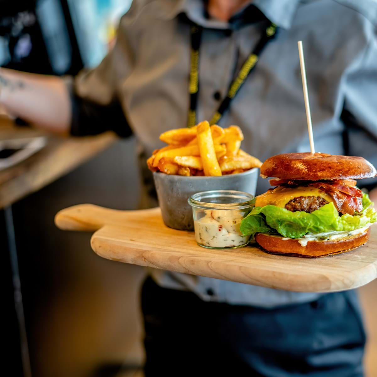 27 Aug 2021 GASTRO Mad Gastro Burger Servering Oliver Kielstrup