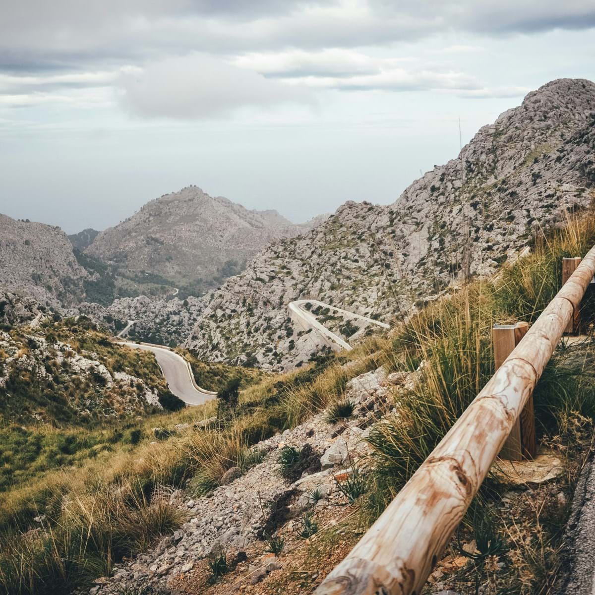 Selv I Gråvejr Er Serra De Tramuntana En Smuk Køretur. Foto. Max Priess