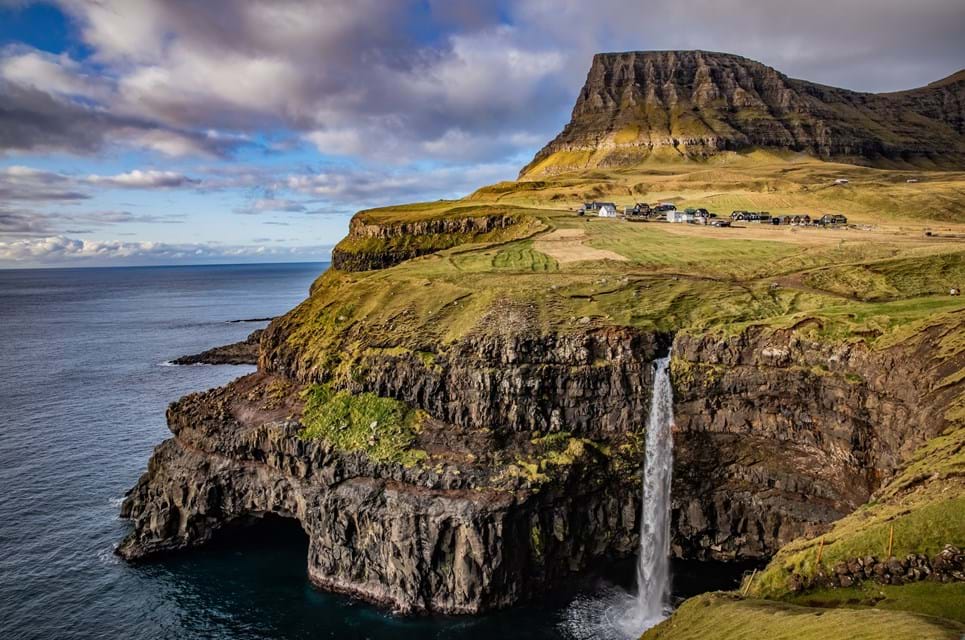 Et Besøg På Færøerne Er En Storslået Mulighed For At Kombinere Hyggelige Torshavn Med Enestående Naturoplevelser. Foto. Marcin Kadziolka.