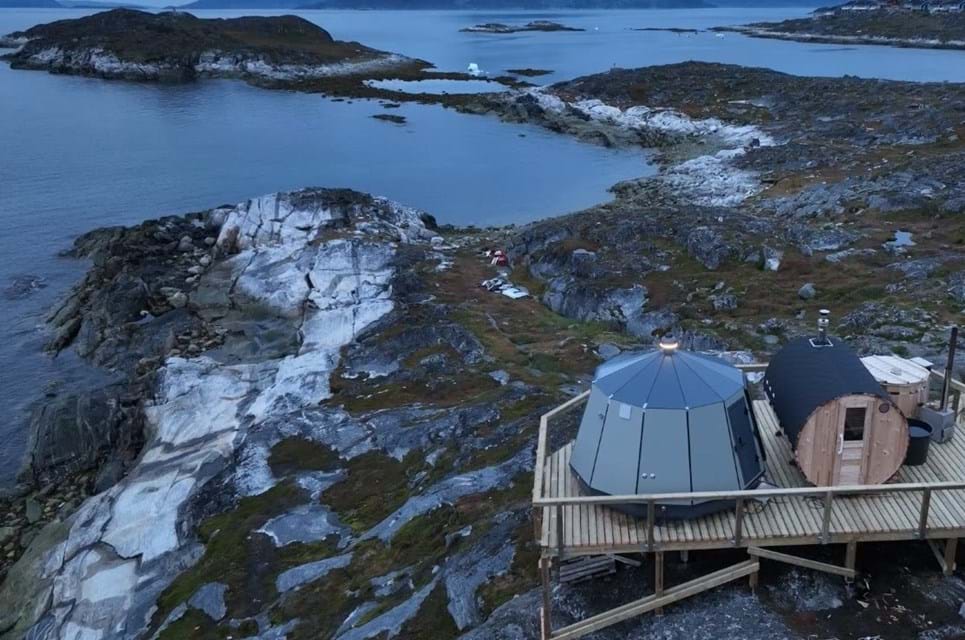 Inuktravels Glasiglo Ligger På En Klippe Klos Op Af Nuuk Fjord Og Med Udsigt Til Bjergmassivet Sermitsiaq. PR Foto. Inuktravel.