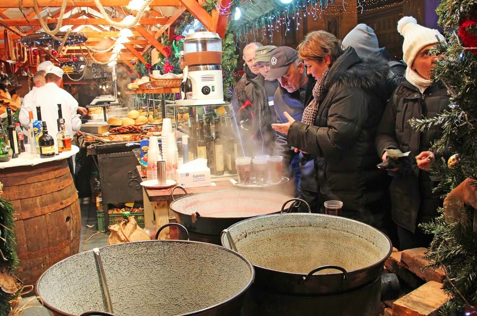 Julemarkedet På Vorosmarty Pladsen Er Budapests Største. Foto. Olena Buyskykh.