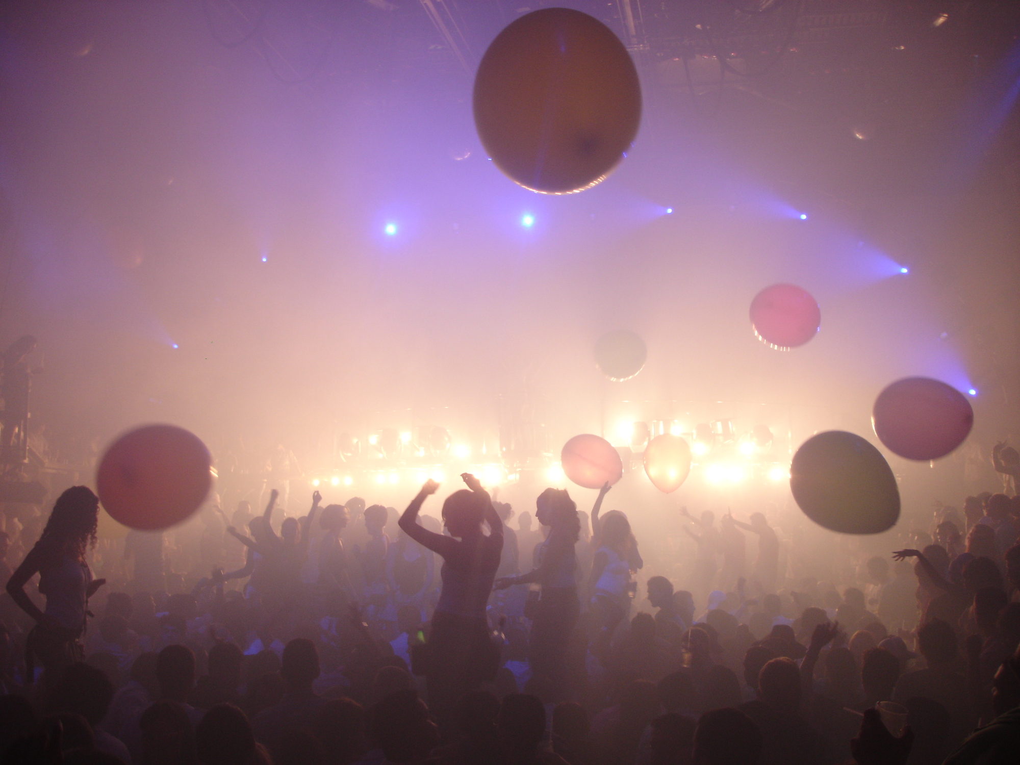Cancun Sover Aldrig Og Efter Mørkets Frembrud Tager De Festklædte Natteravne Over. Foto. Soeten Photo.