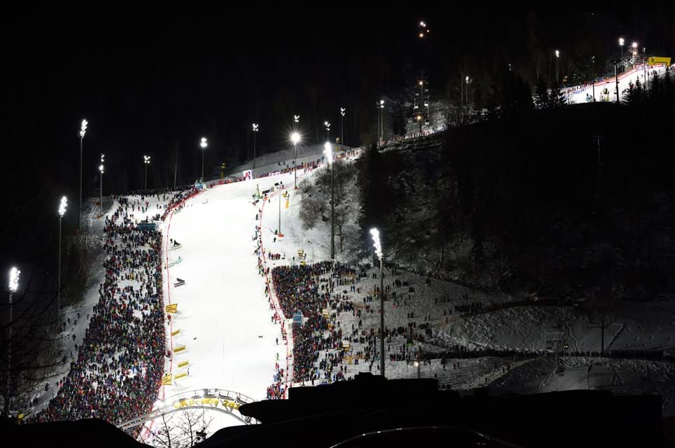 Night Race Løbet Er En Stor Attraktion Og Besøges Af Op Til 50.000 Tilskuere. Foto. Richard Banary Dreamstime.Com