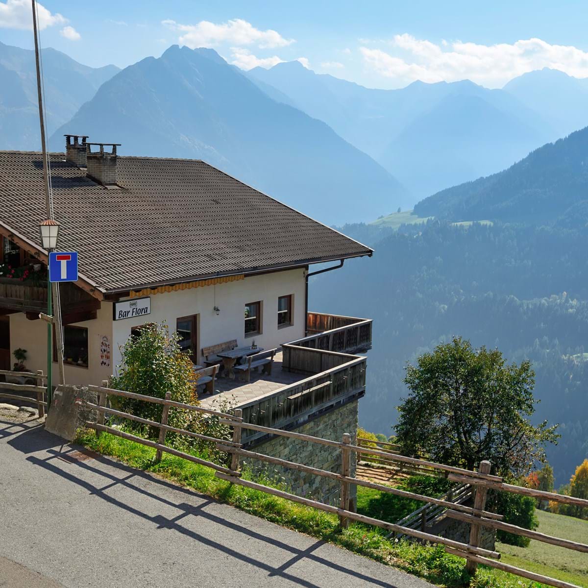 Spisestederne I Bolzano Området Lover Ikke For Meget Med En God Udsigt. Foto. Bala Kate Dreamstime.Com