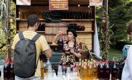 Ikke alle vingårde flasker deres vin til det internationale marked, men sælger i dunke til vin- og madfestivaller.